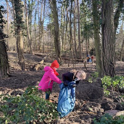 Bild vergr&ouml;&szlig;ern: Gemeinsam f&uuml;r ein sauberes Kleinmachnow, Bilderserie Fr&uuml;hjahrsputz Kleinmachnow 2026; hier: Die Kinder des Horts Wirbelwind beim M&uuml;llsammeln