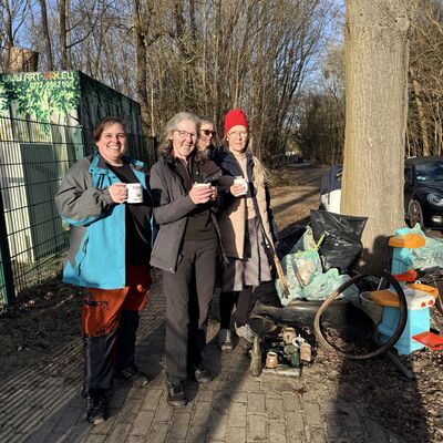 Bild vergr&ouml;&szlig;ern: Gemeinsam f&uuml;r ein sauberes Kleinmachnow, Bilderserie Fr&uuml;hjahrsputz Kleinmachnow 2026; hier: verdiente Pause bei Kaffee und Keksen