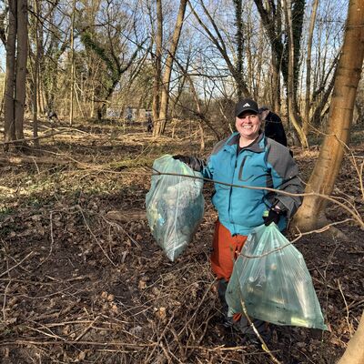 Bild vergr&ouml;&szlig;ern: Gemeinsam f&uuml;r ein sauberes Kleinmachnow, Bilderserie Fr&uuml;hjahrsputz Kleinmachnow 2026; hier: die Geocacher holten Unmengen M&uuml;ll aus dem Walst&uuml;ck Thomas-M&uuml;ntzer-Damm