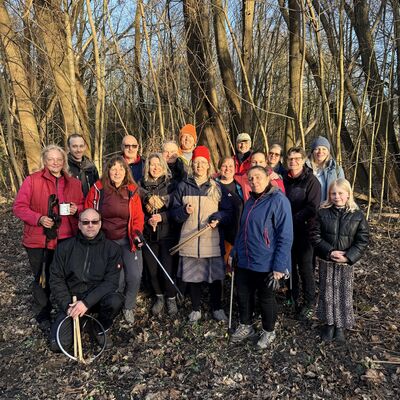 Bild vergr&ouml;&szlig;ern: Gemeinsam f&uuml;r ein sauberes Kleinmachnow, Bilderserie Fr&uuml;hjahrsputz 2026; hier: die Geocacher (Gruppenbild)
