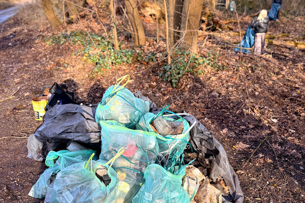 M&uuml;llsammeln in Kleinmachnow; Berg gesammelter M&uuml;llt&uuml;ten