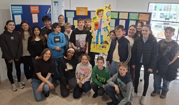 Das Foto zeigt Sechstkl&auml;ssler der Steinweg-Schule im Rathaus Kleinmachnow vor ihren Forschungsergebnissen