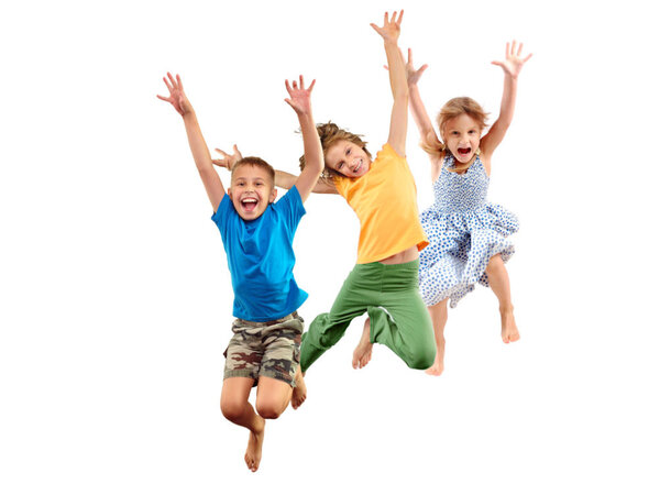 Bild vergr&ouml;&szlig;ern: Das Bild zeigt drei fr&ouml;hlich h&uuml;pfende Kinder.