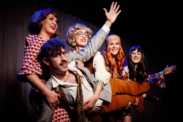 Bild vergr&ouml;&szlig;ern: Das Foto zeigt f&uuml;nf Schauspieler auf einer B&uuml;hne.