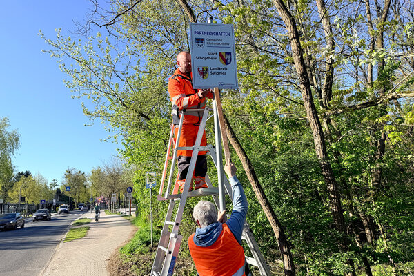Bild vergr&ouml;&szlig;ern: Anbringung der St�dtepartnerschaftschilder am Ortseingang Adam-Kuckhoff-Platz