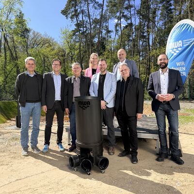 Bild vergr&ouml;&szlig;ern: Er&ouml;ffnung Wasserwerk der MWA Kleinmachnow: Gruppenbild mit B&uuml;rgermeistern und Gesch&auml;ftsleitung MWA