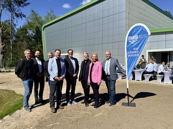 Bild vergr&ouml;&szlig;ern: Er�ffnung Wasserwerk der MWA Kleinmachnow: Gruppenbild mit B�rgermeistern und Gesch�ftsleitung MWA, Hintergrund das neue Geb�ude