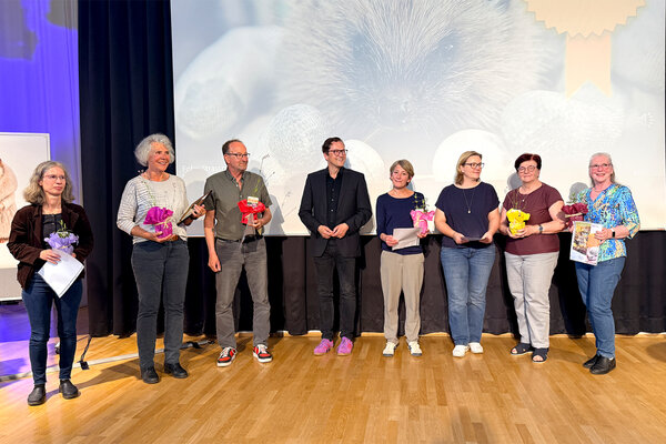 Bilderserie: Verleihung des Umweltpreises 2025 im Rathaus Kleinmachnow an die Interessengemeinschaft zum Schutz der Igel in TKS; hier: Gruppenbild der Initiative, mittig: Bodo Krause
