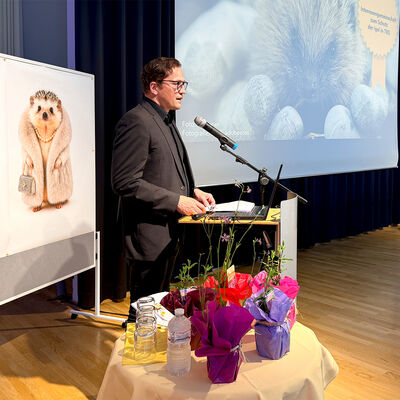 Bild vergr&ouml;&szlig;ern: Bilderserie: Verleihung des Umweltpreises 2025 im Rathaus Kleinmachnow an die Interessengemeinschaft zum Schutz der Igel in TKS; hier: B&uuml;rgermeister Bodo Krause bei der Laudatio