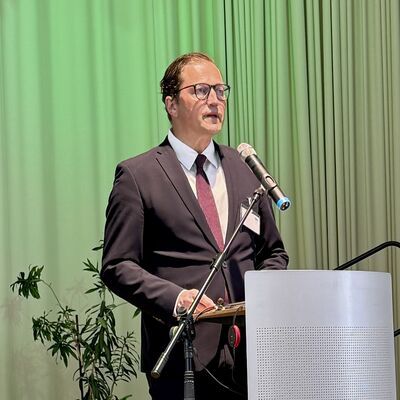 Bild vergr&ouml;&szlig;ern: Das Foto zeigt B&uuml;rgermeister Bodo Krause bei seiner Rede auf der Gedenkveranstaltung zum 8. Mai im B&uuml;rgersaal.