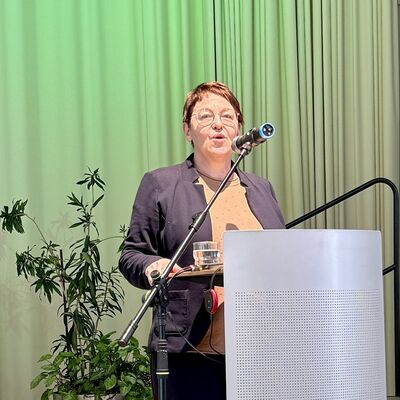 Bild vergr&ouml;&szlig;ern: Das Foto zeigt die Vorsitzende der Gedmeindevertretung, Kathrin Heilmann, bei einer Ansprache w&auml;hrend der Gedenkveranstaltung zum 8. Mai im B&uuml;rgersaal.