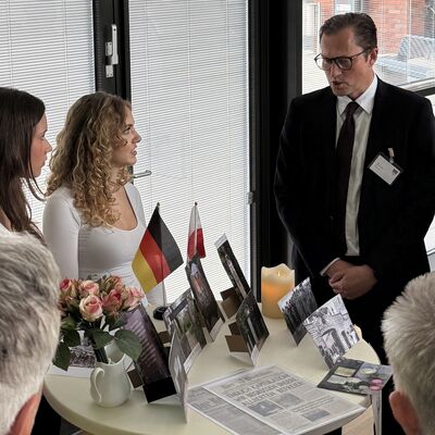 Bild vergr&ouml;&szlig;ern: Das Foto zeigt B&uuml;rgermeister Bodo Krause im Gespr&auml;ch mit Sch&uuml;lerinnen des Weinberg-Gymnasiums an deren Informationsstand.
