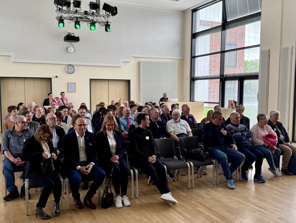 Das Foto zeigt die rund 80 G&auml;ste, darunter die Delegationen aus Kleinmachnows Partnerstadt Schopfheim und Partnerlandkreis Świdnica, die an der Gedenkveranstaltung zum 8. Mai im B&uuml;rgersaal teilnahmen.