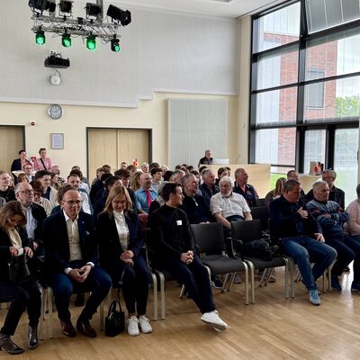 Bild vergr&ouml;&szlig;ern: Das Foto zeigt die rund 80 G&auml;ste, darunter die Delegationen aus Kleinmachnows Partnerstadt Schopfheim und Partnerlandkreis Świdnica, die an der Gedenkveranstaltung zum 8. Mai im B&uuml;rgersaal teilnahmen.