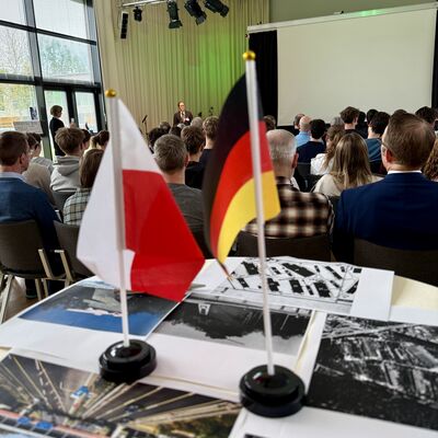 Bild vergr&ouml;&szlig;ern: Das Foto zeigt eine polnische und eine deutsche Flagge als Zeichen der Verbundenheit zwischen der Gemeinde Kleinmachnow und ihrem Partnerlandkreis Świdnica in Polen.
