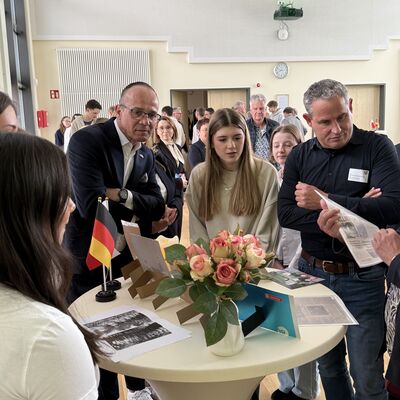 Bild vergr&ouml;&szlig;ern: Das Foto zeigt Świdnicas Landrat Piotr Fedorowicz und Schopfheims B&uuml;rgermeister Dirk Harscher, als sie sich an einem der Info-St&auml;nde des Weinberg-Gymnasiums informieren.