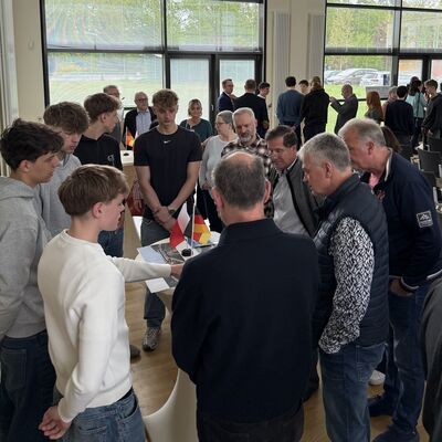 Bild vergr&ouml;&szlig;ern: Das Foto zeigt den gro&szlig;en Andrang an den einzelnen Geschichts-Info-St&auml;nden, die von Sch&uuml;lerinnen und Sch&uuml;lern des Weinberg-Gymnasiums Kleinmachnow extra f&uuml;r diesen Termin vorbereitet worden waren.