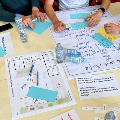 Bild vergr&ouml;&szlig;ern: Workshop Kinder- und Jugendbeteiligung Kleinmachnow: Sch&uuml;ler erarbeiten an verschiedenen Themenstationen, was ihnen wichtig ist; hier: Aula und Mensa