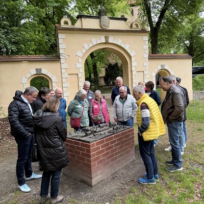 Bild vergr&ouml;&szlig;ern: Bilderserie St&auml;dtepartnerschaftsbesuch 2026: Delegation Schopfheim und Landkreis Swidnica in Kleinmachnow; hier: Besuch Altes Dorf, Modell