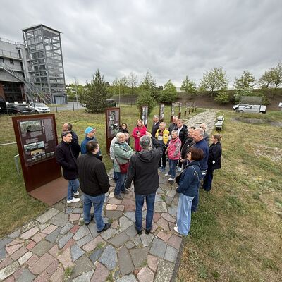 Bild vergr&ouml;&szlig;ern: Bilderserie St&auml;dtepartnerschaftsbesuch 2026: Delegation Schopfheim und Landkreis Swidnica in Kleinmachnow; hier: Besuch Gedenkst&auml;tte Checkpoint Bravo