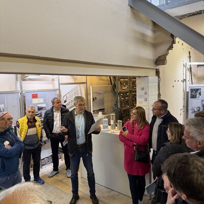 Bild vergr&ouml;&szlig;ern: Bilderserie St&auml;dtepartnerschaftsbesuch 2026: Delegation Schopfheim und Landkreis Swidnica in Kleinmachnow; hier: Besuch Kommandantenturm Checkpoint Bravo