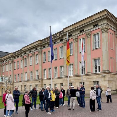 Bild vergr&ouml;&szlig;ern: Bilderserie St&auml;dtepartnerschaftsbesuch 2026: Delegation Schopfheim und Landkreis Swidnica in Kleinmachnow; hier: Potsdam Tour - Landtag