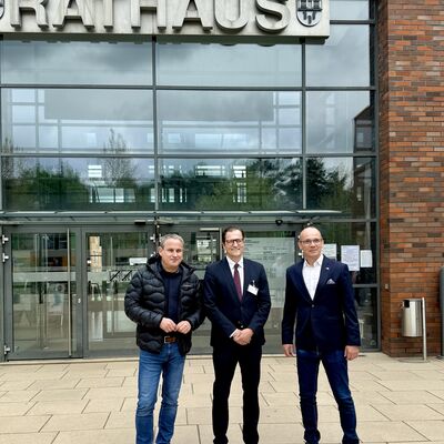 Bild vergr&ouml;&szlig;ern: Bilderserie St&auml;dtepartnerschaftsbesuch 2026: Delegation Schopfheim und Landkreis Swidnica in Kleinmachnow; hier: die zwei B&uuml;rgermeister Dirk Harscher, Bodo Krause und Landrat Fedorowicz vor dem Rathaus