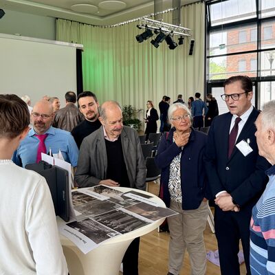 Bild vergr&ouml;&szlig;ern: Bilderserie St&auml;dtepartnerschaftsbesuch 2026: Delegation Schopfheim und Landkreis Swidnica in Kleinmachnow; hier: Gedenkveranstaltung 8. Mai im B&uuml;rgersaal - Gespr&auml;che an Thementischen
