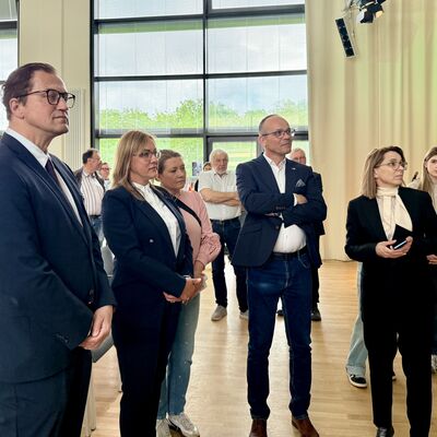 Bild vergr&ouml;&szlig;ern: Bilderserie St&auml;dtepartnerschaftsbesuch 2026: Delegation Schopfheim und Landkreis Swidnica in Kleinmachnow; hier: Gedenkveranstaltung 8. Mai im B&uuml;rgersaal