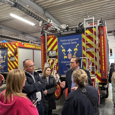 Bild vergr&ouml;&szlig;ern: Bilderserie St&auml;dtepartnerschaftsbesuch 2026: Delegation Schopfheim und Landkreis Swidnica in Kleinmachnow; hier: Besuch der Freiwilligen Feuerwehr