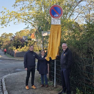 Bild vergr&ouml;&szlig;ern: Das Foto zeigt B&uuml;rgermeister Bodo Krause, Eigenherd-Schule-Leiterin Karen Korge und Karsten Schulze vom ADAC Berlin-Brandenburg bei der Einweihung einer Elternhaltstelle an der Eigenherd-Schule.