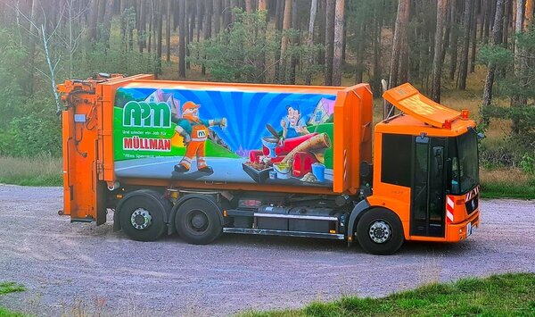 Bild vergr&ouml;&szlig;ern: Das Foto zeigt einen APM-M�llwagen in einem Waldsct�ck.