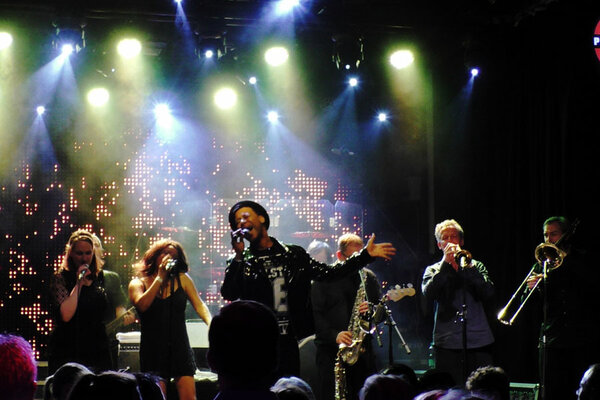Bild vergr&ouml;&szlig;ern: Das Foto zeigt die Band "Eyes on Funk".