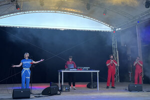 Das Bild zeigt Veronika Ferrari und die Flammen auf einer B&uuml;hne.