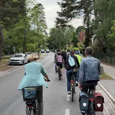 Bild vergr&ouml;&szlig;ern: Das Foto zeigt Radbegeisterte bei der Auftakttour des STADTRADELN 2026 auf der Stra&szlig;e Hohe Kiefer