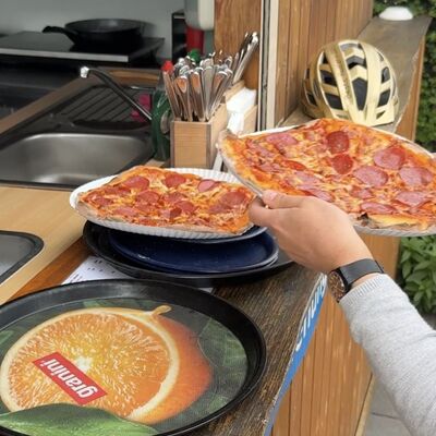 Bild vergr&ouml;&szlig;ern: Das Foto zeigt zwei Pizzen, die es zum Ausklang der Auftakttour des STADTRADELN 2026 f&uuml;r die Teilnehmenden im Biergarten "Campingplatz am Wasser" gab