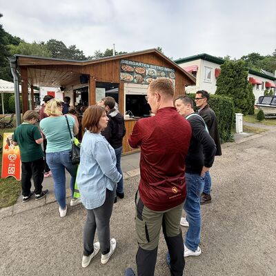Bild vergr&ouml;&szlig;ern: Das Foto zeigt Teilnehmer der Auftakttour des STADTRADELN 2026 beim Ausklang im Biergarten "Campingplatz am Wasser"
