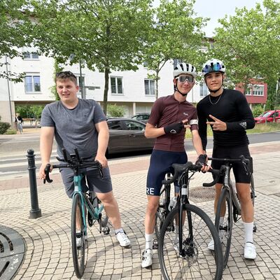 Bild vergr&ouml;&szlig;ern: Das Foto zeigt drei Jugendliche mit Rennr&auml;dern kurz vor dem Start der Auftaktour des STADTRADELN 2026