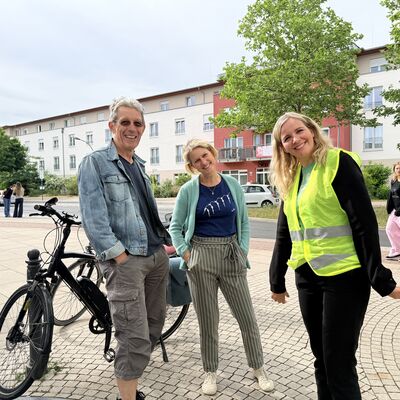 Bild vergr&ouml;&szlig;ern: Das Foto zeigt drei gut gelaunte Radbegeisterte auf dem Rathausmarkt kurz vor dem Start der Aufttakttour des STADTRADELN 2026