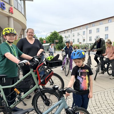 Bild vergr&ouml;&szlig;ern: Das Foto zeigt Kinder und Familien kurz vor dem Start der Auftakttour des STADTRADELN 2026 auf dem Rathausmarkt