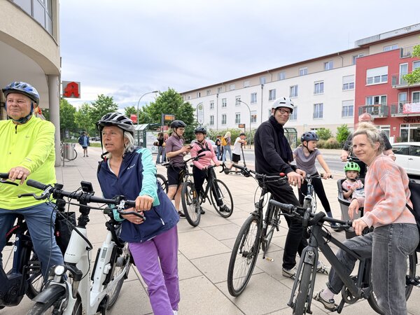 Bild vergr&ouml;&szlig;ern: Das Foto zeigt Radbegeisterte aus Kleinmachnow auf dem Rathausmarkt kurz vor dem Start der Aufttakttour des STADTRADELN 2026