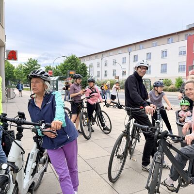 Bild vergr&ouml;&szlig;ern: Das Foto zeigt Radbegeisterte aus Kleinmachnow auf dem Rathausmarkt kurz vor dem Start der Aufttakttour des STADTRADELN 2026