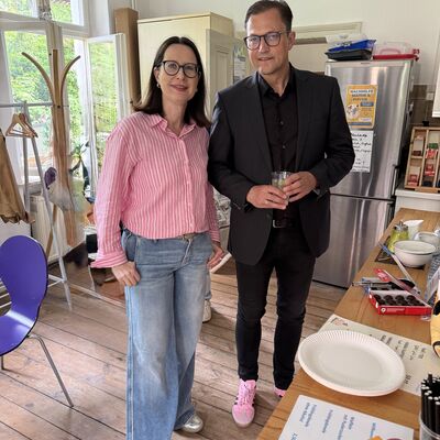Bild vergr&ouml;&szlig;ern: Das Foto zeigt Willkommenshilfe-TKS-Vorst&auml;ndin Alexandra Albrecht mit Kleinmachnows B&uuml;rgermeister Bodo Krause beim Tag der offenen T&uuml;r in der Begegnungsst&auml;tte Alte Schule