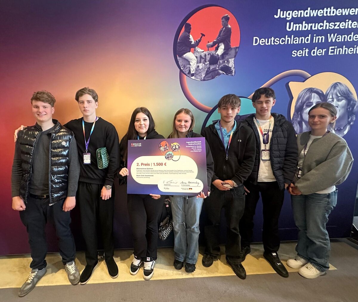 Das Bild zeigt Sch&uuml;lerinnen und Sch&uuml;ler der Maxim-Gorki-Gesamtschule aus Kleinmachnow bei der Preisverleihung im Bundesministerium der Finanzen in Berlin