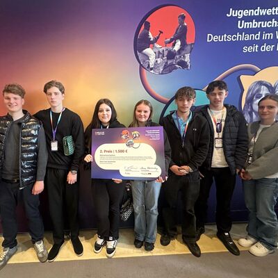 Bild vergr&ouml;&szlig;ern: Das Bild zeigt Sch&uuml;lerinnen und Sch&uuml;ler der Maxim-Gorki-Gesamtschule aus Kleinmachnow bei der Preisverleihung im Bundesministerium der Finanzen in Berlin
