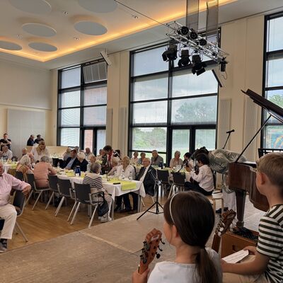 Bild vergr&ouml;&szlig;ern: Das Foto zeigt Sch&uuml;lerinnen und Sch&uuml;ler der Kreismusikschule, die auf der nachgeholten Seniorenweihnachtsfeier im Juni 2026 im B&uuml;rgersaal f&uuml;r die G&auml;ste musizieren