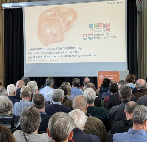 Das Foto zeigt Kleinmachnowerinnen und Kleinmachnower im B&uuml;rgersaal beim Infoabend Interkommunale W&auml;rmeplanung TKS