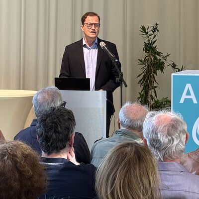 Bild vergr&ouml;&szlig;ern: Das Foto zeigt B&uuml;rgermeister Bodo Krause bei der Begr&uuml;&szlig;ung der G&auml;ste der Infoveranstaltung Interkommunale W&auml;rmeplanung TKS im B&uuml;rgersaal