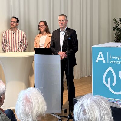 Bild vergr&ouml;&szlig;ern: Das Foto zeigt Dr.-Ing. Clemens Elbing, Vanessa Zabel und Pascal M&uuml;ller vom beauftragten Ingenieurb&uuml;ro Elbing&Volgmann bei der Pr&auml;sentation die Ergebnisse der W&auml;rmeplanung in Kleinmachnow