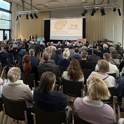 Bild vergr&ouml;&szlig;ern: Das Foto zeigt den vollbesetzten B&uuml;rgersaal bei der Infoveranstaltung Interkommunale W&auml;rmeplanung TKS
